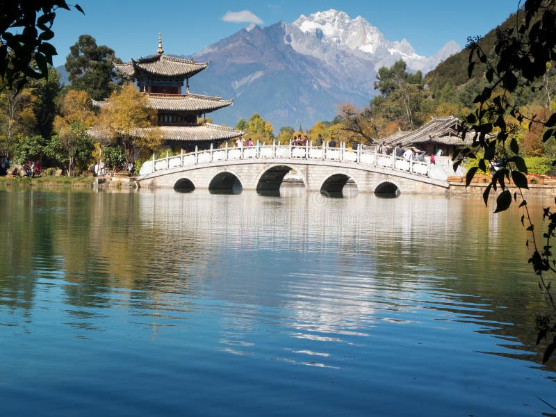 De berg van de de draaksneeuw van de jade, Lijiang royalty-vrije stock afbeeldingen De berg van de de draaksneeuw van de jade, Lijiang royalty-vrije stock afbeeldingen