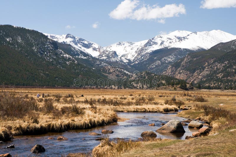 De bergen en de stroom van Colorado
