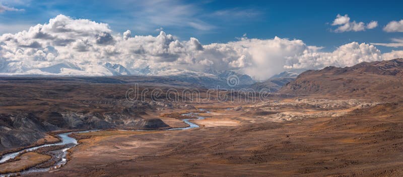 De Bergen van Altai, Rusland Uniek `-Marsbewoner` landschap van een zeer ongebruikelijk gebied, dat dichtbij de grens van Rusland stock afbeelding De Bergen van Altai, Rusland Uniek `-Marsbewoner` landschap van een zeer ongebruikelijk gebied, dat dichtbij de grens van Rusland stock afbeelding