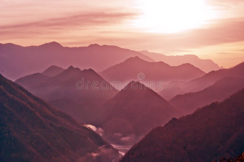 De bergen van Dawn Shennongjia van China stock foto De bergen van Dawn Shennongjia van China stock foto