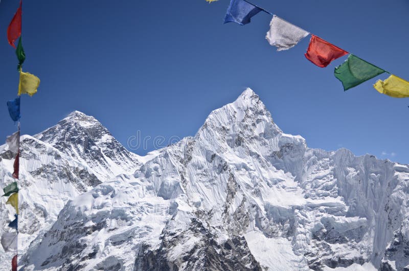 De bergen van Himalayagebergte en Boeddhistische het bidden vlaggen