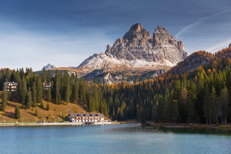 De bergen van de Tre Cime di Lavaredo in het meer van Lago di Misurina, Dolomites South Tyrol, Italië