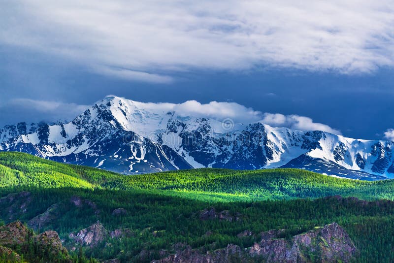 De bergketen van het Noordenchuyskiy Berg Altai royalty-vrije stock foto De bergketen van het Noordenchuyskiy Berg Altai royalty-vrije stock foto