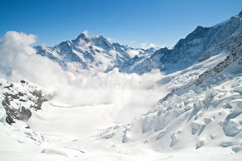 De Bergketen van Jungfrau in Zwitserland royalty-vrije stock foto De Bergketen van Jungfrau in Zwitserland royalty-vrije stock foto