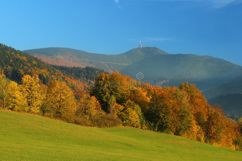 Herfstachtig berglandschap stock foto's