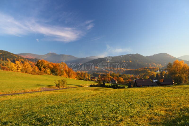 Herfstachtig berglandschap stock afbeelding