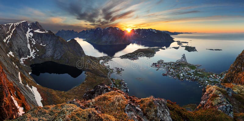 De berglandschap van het aardpanorama bij zonsondergang, Noorwegen