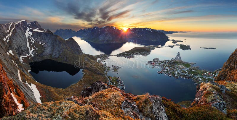 De berglandschap van het aardpanorama bij zonsondergang, Noorwegen