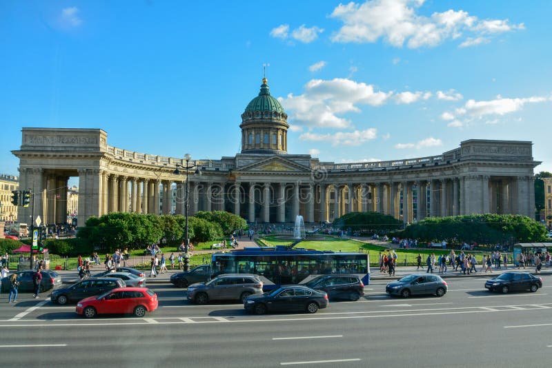 De beroemde Kazansky-Kathedraal in Petersburg Rusland royalty-vrije stock afbeeldingen De beroemde Kazansky-Kathedraal in Petersburg Rusland royalty-vrije stock afbeeldingen