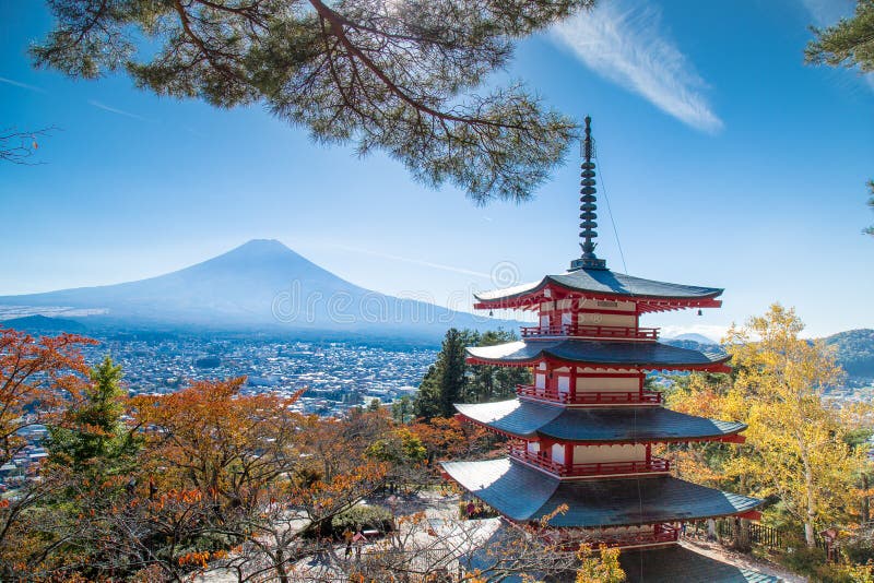 De beroemde Plaats van Japan met Chureito-pagode en zet Fuji op stock afbeelding De beroemde Plaats van Japan met Chureito-pagode en zet Fuji op stock afbeelding