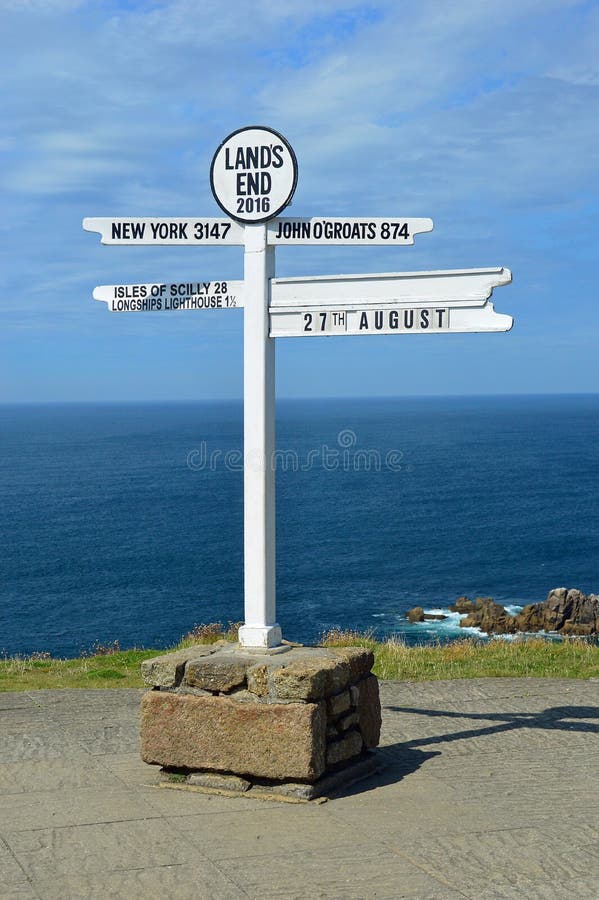 De beroemde tekenpost op land` s eind, Cornwall, Engeland royalty-vrije stock foto's De beroemde tekenpost op land` s eind, Cornwall, Engeland royalty-vrije stock foto's