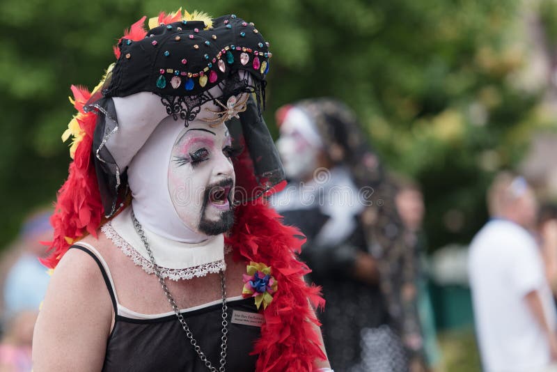 De Besprekingen van het een Belemmeringsqueens aan de Menigte in Vrolijk Pride Parade stock afbeelding De Besprekingen van het een Belemmeringsqueens aan de Menigte in Vrolijk Pride Parade stock afbeelding