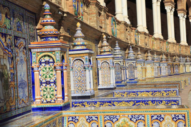 De betegelde muren van Plaza DE Espana Spanje Vierkant in Sevilla, Andalusia royalty-vrije stock foto De betegelde muren van Plaza DE Espana Spanje Vierkant in Sevilla, Andalusia royalty-vrije stock foto