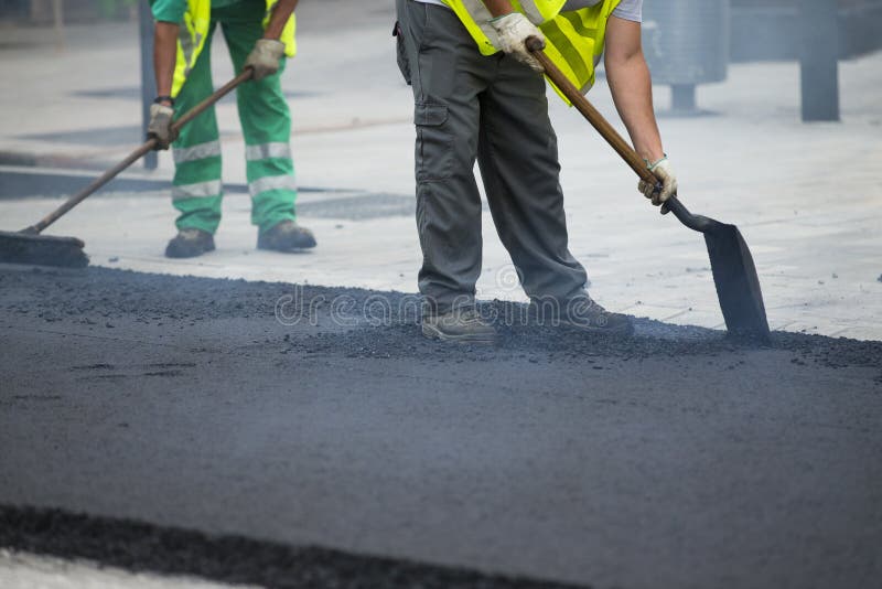 De betonmolenmachine van het arbeiders werkende asfalt