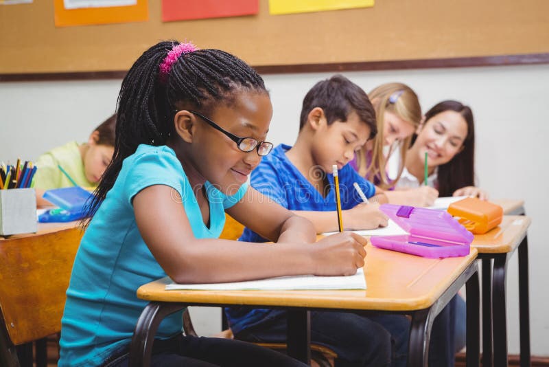 De bezige studenten die aan klasse werken werken stock foto De bezige studenten die aan klasse werken werken stock foto