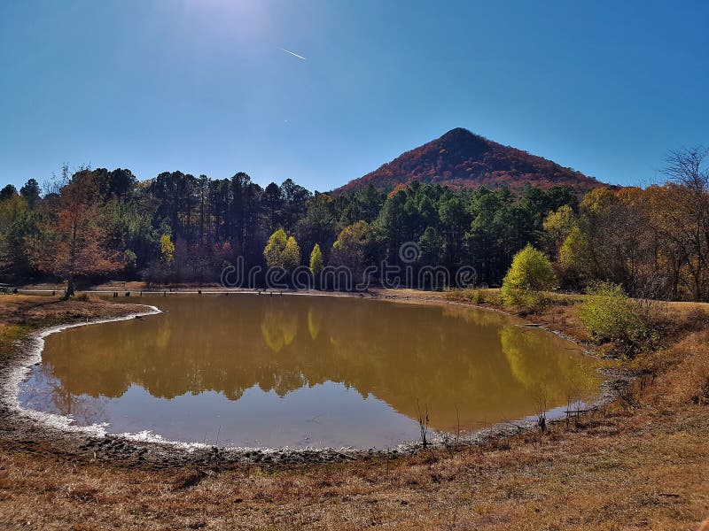 De Bezinningsvijver van de topberg stock foto De Bezinningsvijver van de topberg stock foto
