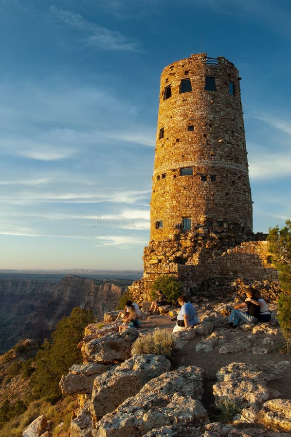 De bezoekers bekijken uit in Grand Canyon naast steenwatchtower in het Nationale Park van Grand Canyon royalty-vrije stock foto De bezoekers bekijken uit in Grand Canyon naast steenwatchtower in het Nationale Park van Grand Canyon royalty-vrije stock foto