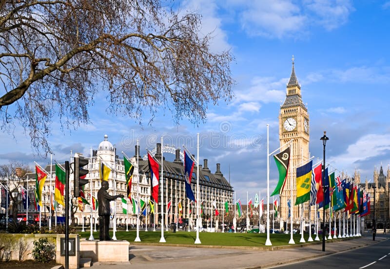 De Big Ben, het Vierkant van het Parlement en vlaggen