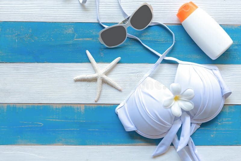 De Bikini van het de vrouwenzwempak van de de zomermanier, zeester en kuuroordbloem Reis en vakanties op de vakantie, de houten w royalty-vrije stock afbeeldingen De Bikini van het de vrouwenzwempak van de de zomermanier, zeester en kuuroordbloem Reis en vakanties op de vakantie, de houten w royalty-vrije stock afbeeldingen