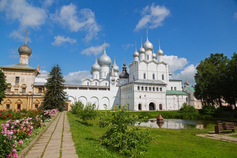 De binnenplaats van Rostov het Kremlin omvatte Gouden Ring van Rusland royalty-vrije stock foto De binnenplaats van Rostov het Kremlin omvatte Gouden Ring van Rusland royalty-vrije stock foto
