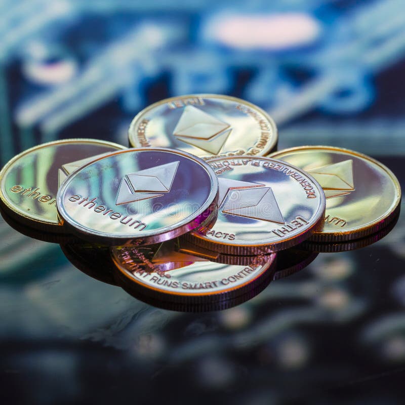Or de Bitcoin, pièces de monnaie en cuivre argentées et et circ imprimé defocused images libres de droits Or de Bitcoin, pièces de monnaie en cuivre argentées et et circ imprimé defocused images libres de droits