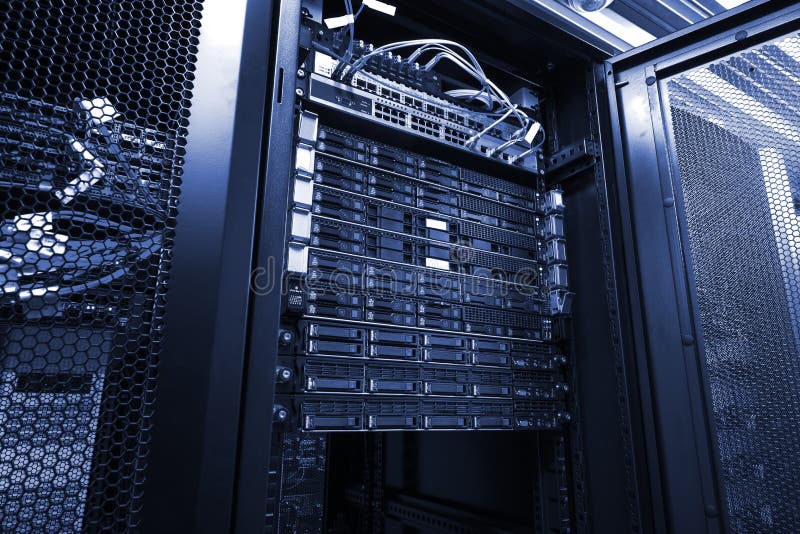 De bladserver in harde rekcluster drijft opslag in Internet-de zwart-witte toon van de datacentrumruimte stock afbeelding De bladserver in harde rekcluster drijft opslag in Internet-de zwart-witte toon van de datacentrumruimte stock afbeelding