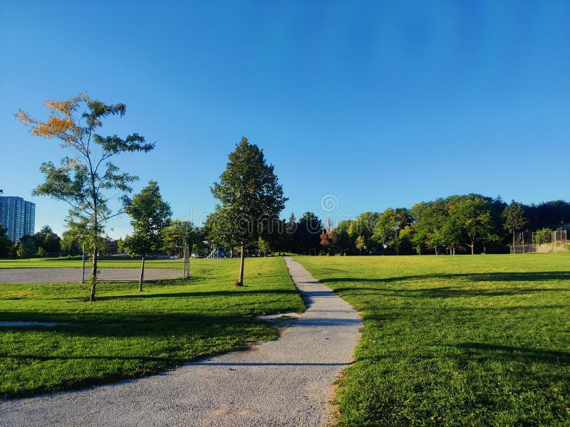 De blauwe lucht en het kleine pad stock afbeeldingen