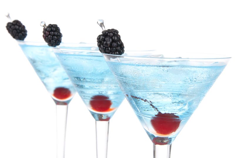 De blauwe martini alcohol van de cocktailsrij royalty-vrije stock foto's De blauwe martini alcohol van de cocktailsrij royalty-vrije stock foto's