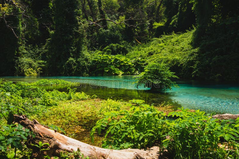 De blauwe Ooglente en rivier in Albanië, Saranda-gebied stock foto's De blauwe Ooglente en rivier in Albanië, Saranda-gebied stock foto's