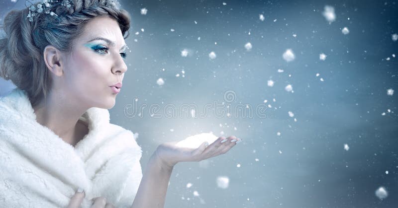De blazende sneeuw van de de wintervrouw - sneeuwkoningin stock foto's De blazende sneeuw van de de wintervrouw - sneeuwkoningin stock foto's