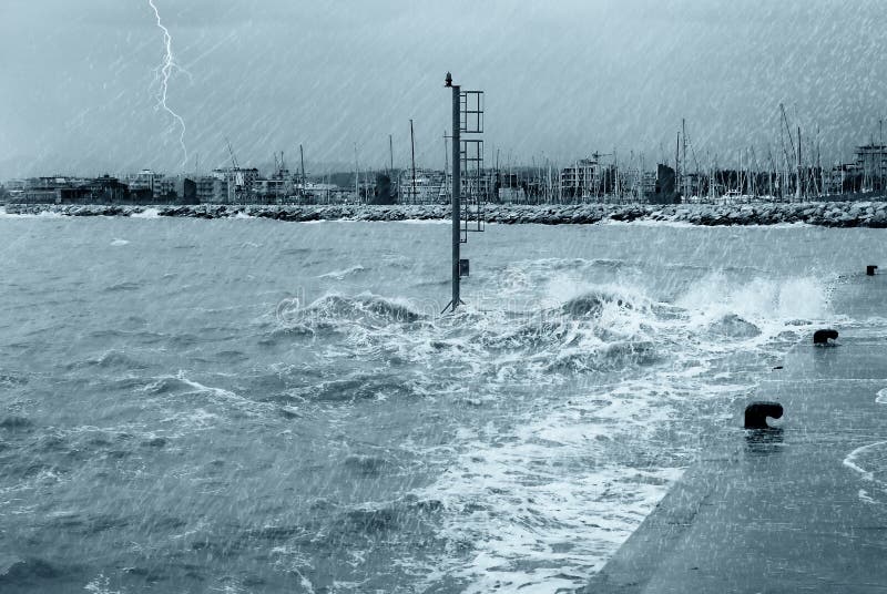 Regen, bliksem en grote golven royalty-vrije stock afbeeldingen