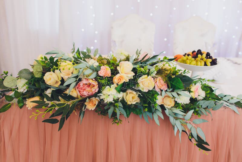 De bloemist maakt een mooie zachte lente bouquet royalty-vrije stock foto De bloemist maakt een mooie zachte lente bouquet royalty-vrije stock foto