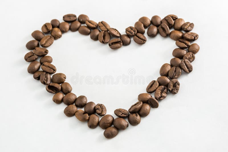 De bonen van de koffie in de vorm van een hart royalty-vrije stock foto De bonen van de koffie in de vorm van een hart royalty-vrije stock foto