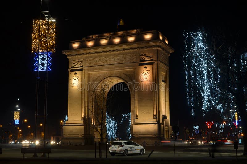 De Boog van Boekarest van Triumph in de nacht en Kerstmislichten royalty-vrije stock afbeelding De Boog van Boekarest van Triumph in de nacht en Kerstmislichten royalty-vrije stock afbeelding