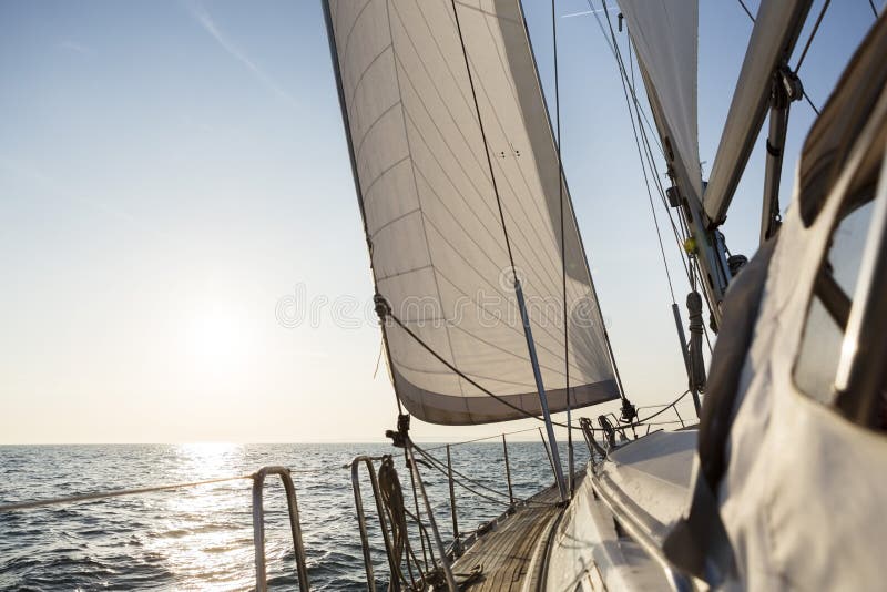 De Boot die van het luxezeil in Open zee tijdens Zonsopgang varen