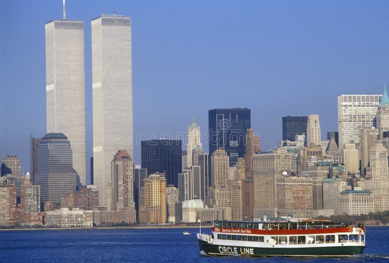 De boot van de cirkellijn om Standbeeld van Vrijheid met World Trade Center te zien, de Stad van New York, NY royalty-vrije stock foto's De boot van de cirkellijn om Standbeeld van Vrijheid met World Trade Center te zien, de Stad van New York, NY royalty-vrije stock foto's