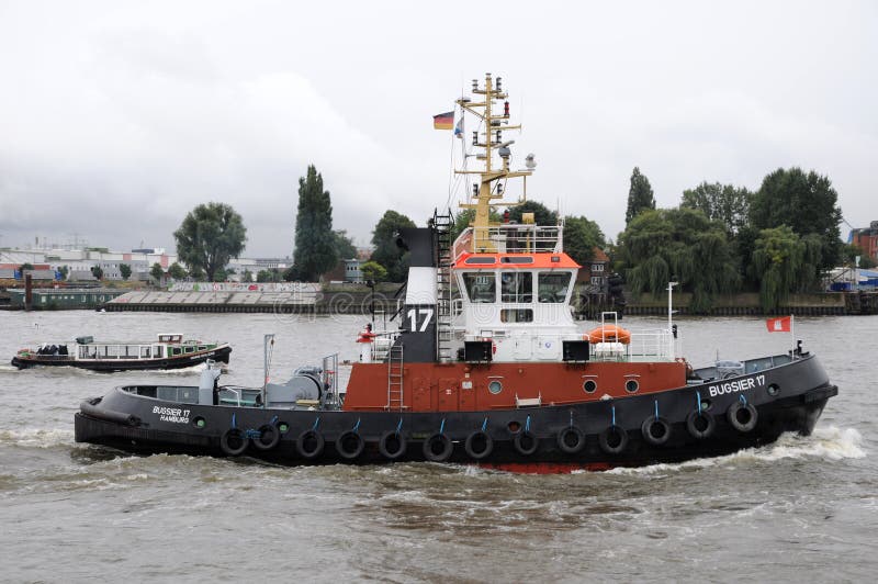 De boot van de sleepboot op Elbe rivier stock afbeeldingen De boot van de sleepboot op Elbe rivier stock afbeeldingen