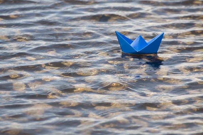 Papieren bootje op het water stock foto's