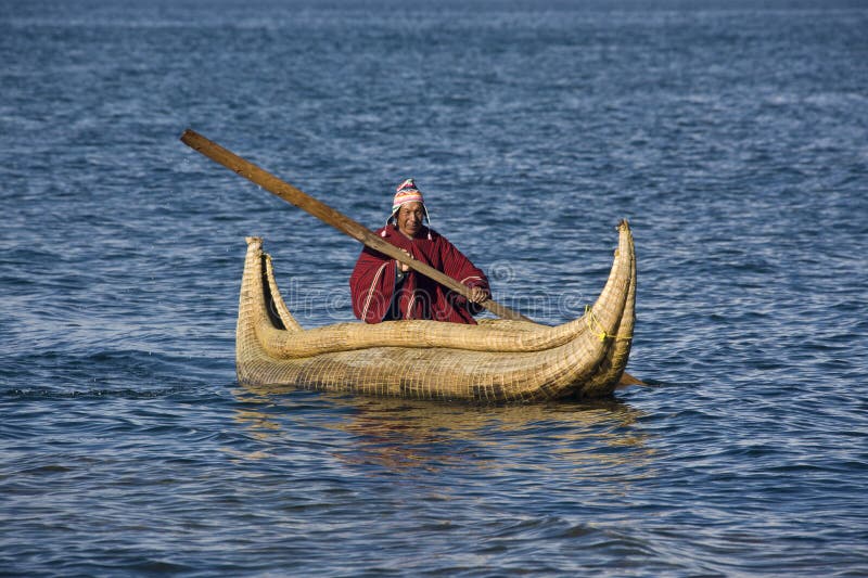 De boot van het riet - Meer Titicaca in Bolivië stock fotografie De boot van het riet - Meer Titicaca in Bolivië stock fotografie