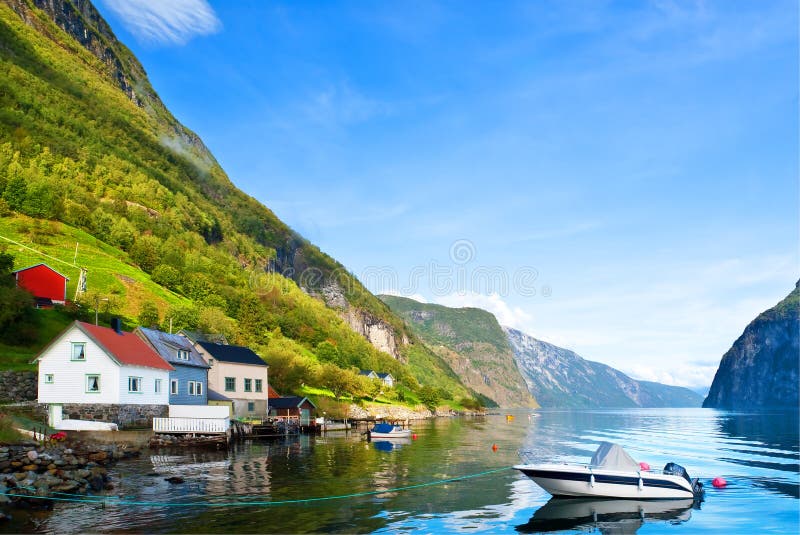 De boot van Peacefu op fjord in zonnige dag royalty-vrije stock foto De boot van Peacefu op fjord in zonnige dag royalty-vrije stock foto