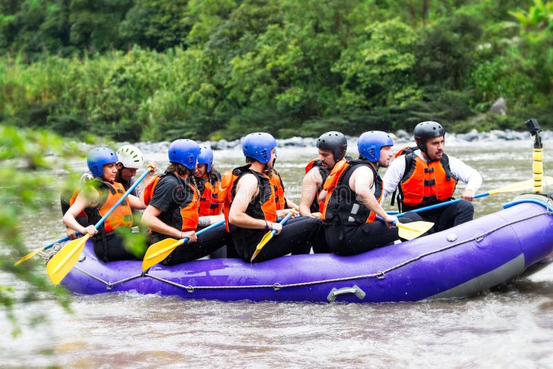 De Boot van Rafting van de Whitewaterrivier met Toeristen royalty-vrije stock afbeeldingen De Boot van Rafting van de Whitewaterrivier met Toeristen royalty-vrije stock afbeeldingen