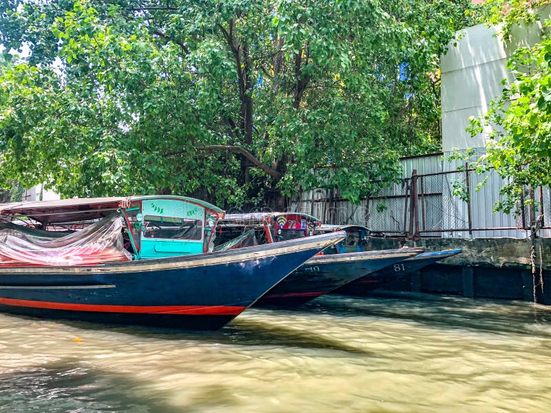 De boot van Saensaep wordt geparkeerd in het kanaal, wachtend op de spitsuurperiode royalty-vrije stock foto's De boot van Saensaep wordt geparkeerd in het kanaal, wachtend op de spitsuurperiode royalty-vrije stock foto's