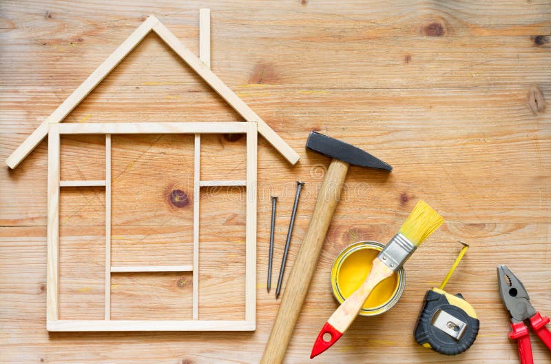 De bouw diy abstracte achtergrond van de huisvernieuwing met hulpmiddelen op houten raad