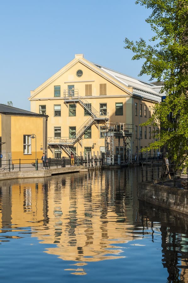 Industrieel landschap met gebouwen en dammen in Norrköping stock afbeelding