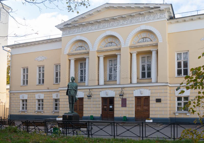 De bouw en het monument van de Gagarinmanor aan Maxim Gorky-schrijver stock afbeeldingen De bouw en het monument van de Gagarinmanor aan Maxim Gorky-schrijver stock afbeeldingen