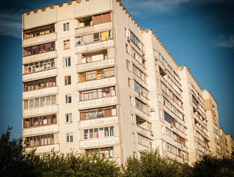 De bouw met meerdere verdiepingen, moderne woningbouw met balkons en vensters royalty-vrije stock afbeeldingen De bouw met meerdere verdiepingen, moderne woningbouw met balkons en vensters royalty-vrije stock afbeeldingen