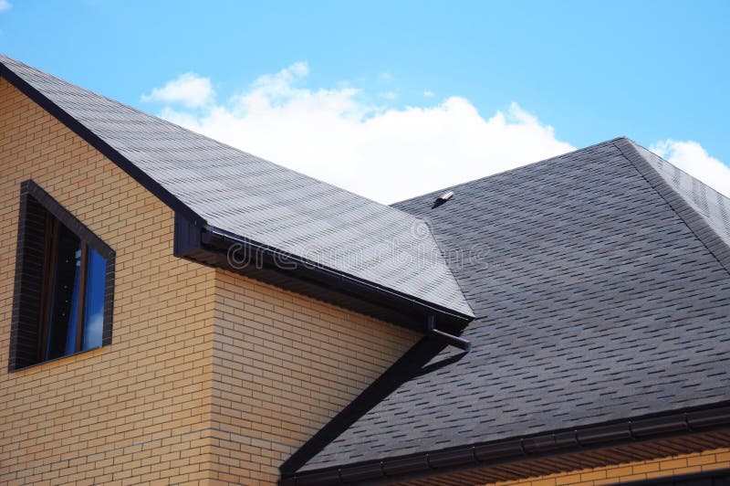 De bouw van het het huisdakwerk van asfaltdakspanen, reparatie Probleemgebieden voor van de de dakspanenhoek van het Huisasfalt h royalty-vrije stock afbeelding De bouw van het het huisdakwerk van asfaltdakspanen, reparatie Probleemgebieden voor van de de dakspanenhoek van het Huisasfalt h royalty-vrije stock afbeelding
