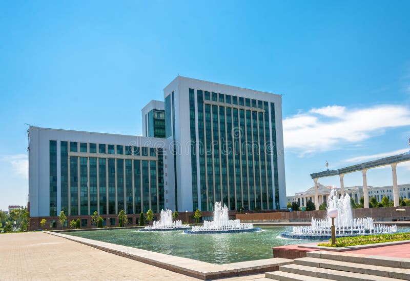 De bouw van het Ministerie van Financiën in Tashkent, Oezbekistan stock afbeeldingen De bouw van het Ministerie van Financiën in Tashkent, Oezbekistan stock afbeeldingen