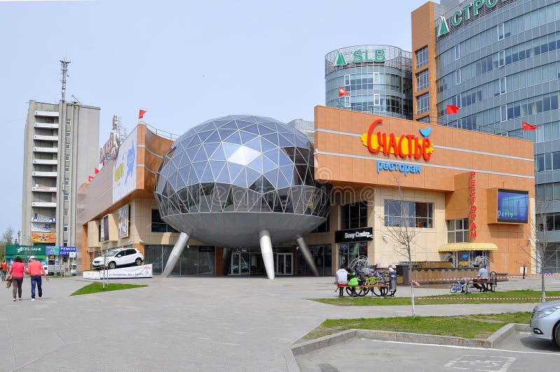 De bouw van Schastye-restaurant in Tyumen, Rusland stock foto De bouw van Schastye-restaurant in Tyumen, Rusland stock foto