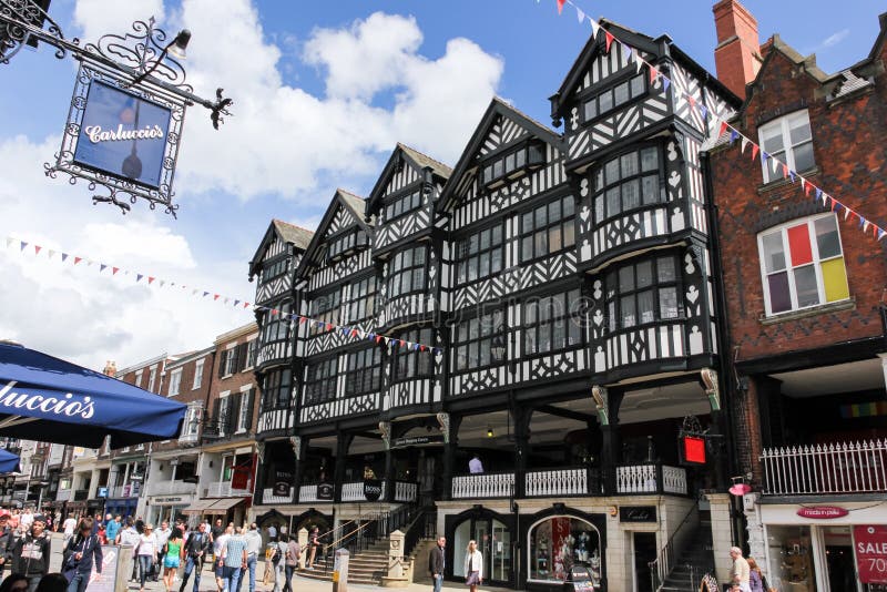 De bouw van Tudor in de straat van de Brug. Chester. Engeland royalty-vrije stock afbeeldingen De bouw van Tudor in de straat van de Brug. Chester. Engeland royalty-vrije stock afbeeldingen